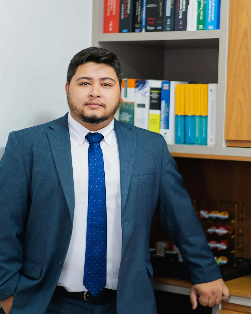 Foto - Dr. Hiago Mouraes no escritório Coutinho e Santos Advogados Associados